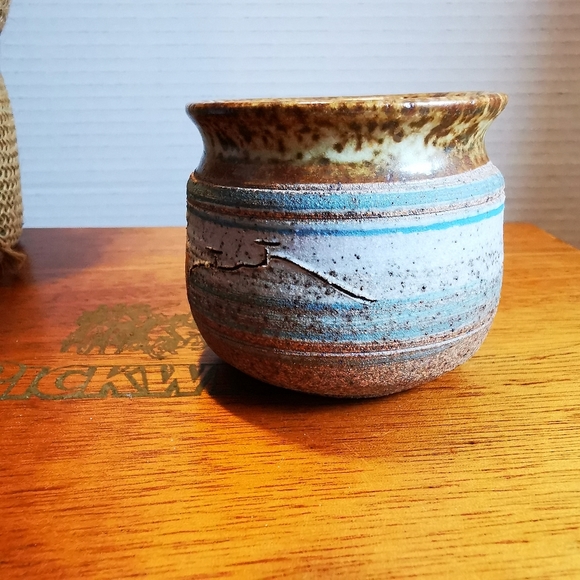 Small Striped Speckled Pottery Vase Etched with House Hills and Birds in Flight - Picture 7 of 16